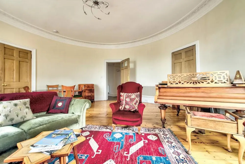 Heart of the City: St Andrew Square 2bed/2bath Apt