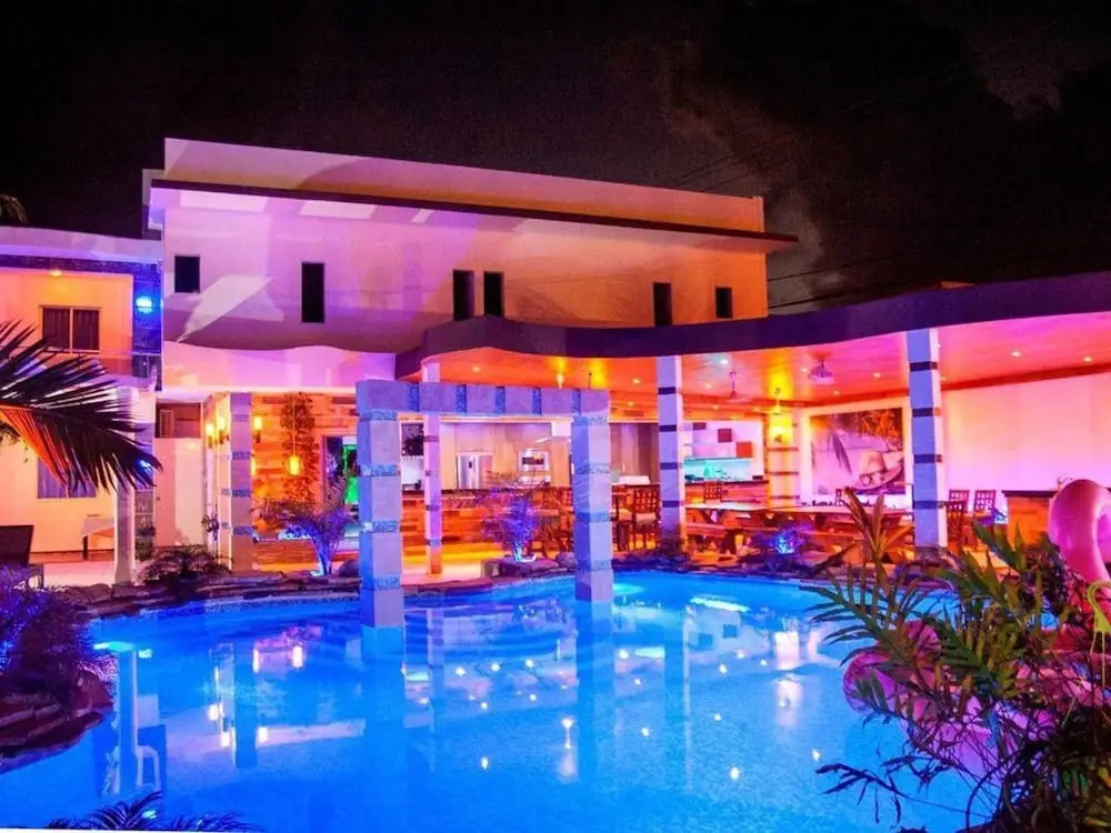Luxury 14 Bedroom Villa Walking to Clubs/beaches!