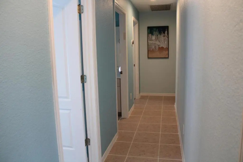 Spacious and private pool house, 15 min to beach