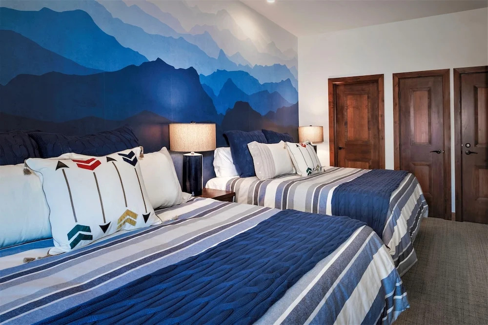 Luxury Two Bedroom Residence steps from Heavenly Village condo
