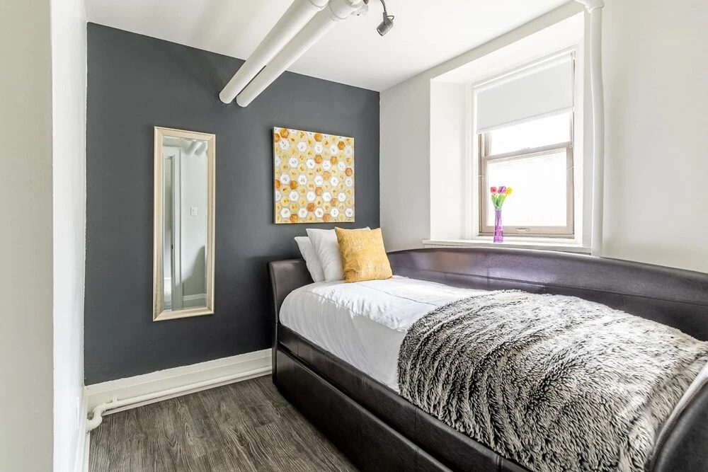 2BR Apt w Netflix- In the Heart of DT Hamilton