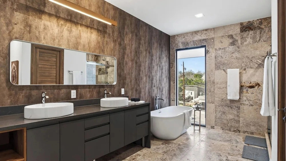 Hunters Estate by Avantstay Design-forward Hillside Home Private Pool + Firepit Close to Lake Travis + Downtown Austin
