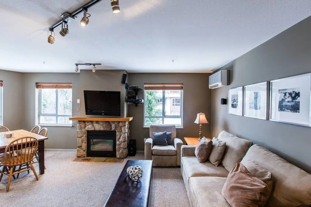 Whistler Village -  Best location - spacious - Village stroll - Walk to lift - bars - restaurants - grocery store - liquor store Deer Lodge 341
