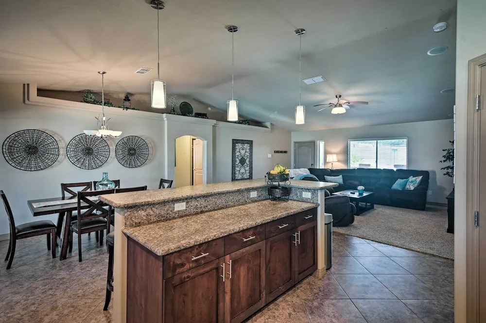 Pool, Hot Tub & Lake Views: Lake Havasu Home!