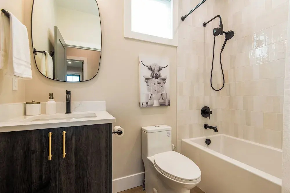 3 BR Duplex w/ Full Kitchen, W & D