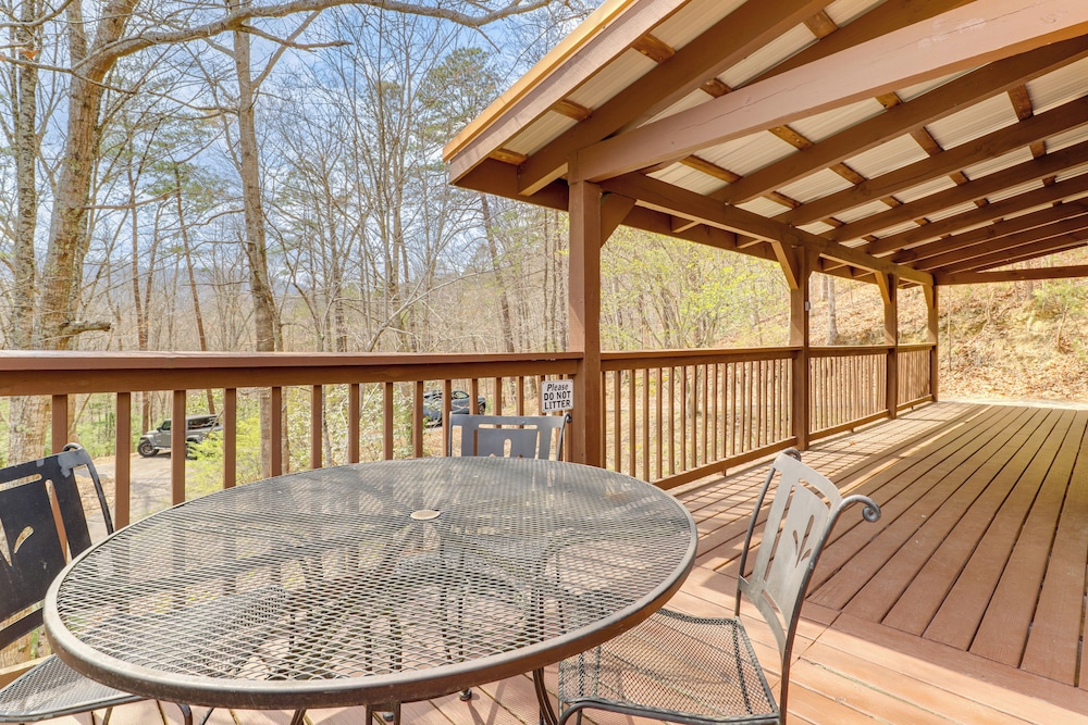 'scenic Solitude' w/ Hot Tub: 3 Mi to Pigeon Forge
