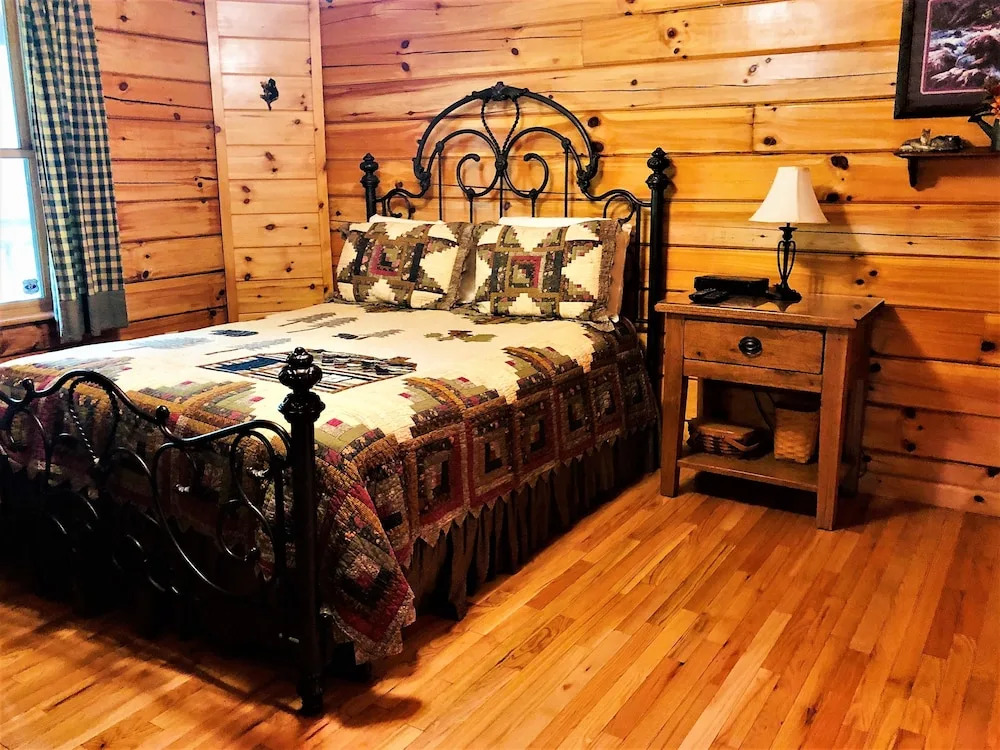 Bear Pleasures 2 Bedrooms 2 Bathrooms Cabin