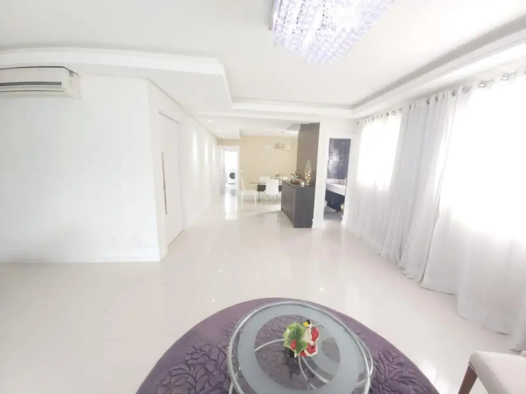Lindo Apartamento com 5 suítes perto do mar! No melhor lugar de Meia Praia