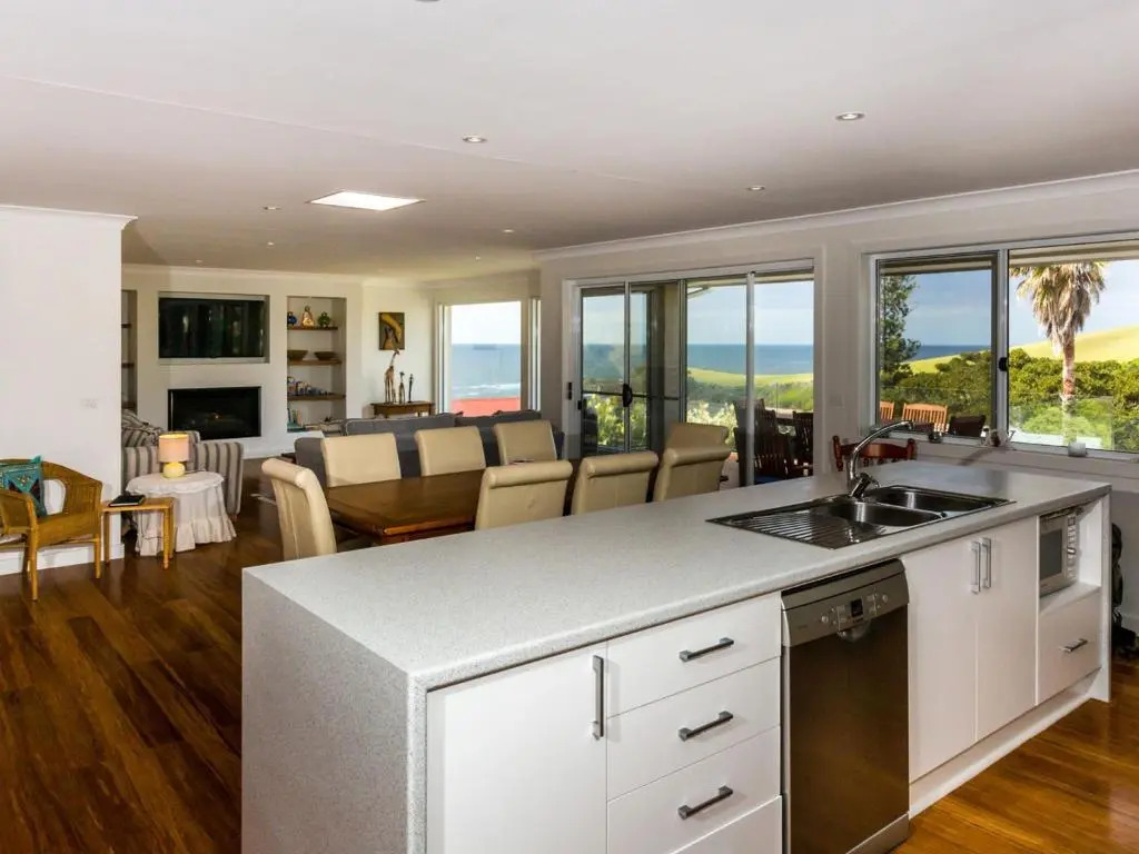 WHALE WATCH FOR FOUR Gerringong 4pm check out Sundays