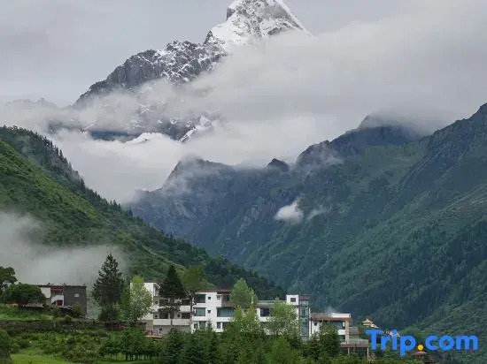 Siguniang Mountain Yangwangxingkong Snow Mountain Hotel[The best spot to view snow-capped mountains]