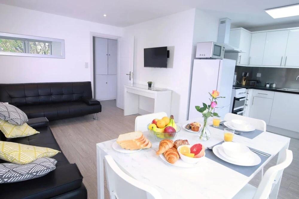 Modern Sea Front Apartment Sleeps 10