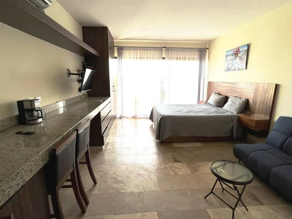 Luxurious Condo Studio 5 Minutes Beach