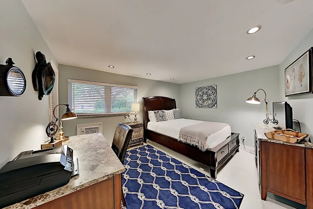 Steps To Beach! Heated Pool, Spa & Chefs Kitchen 3 Bedroom Home