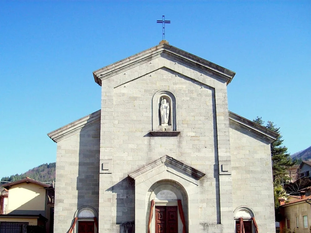Scenic Home in Camporgiano With Swimming Pool