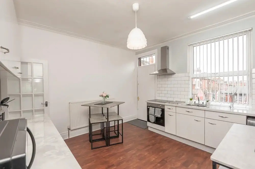 Leeds 4-bed House - Sleeps 9, Free Parking & Wifi