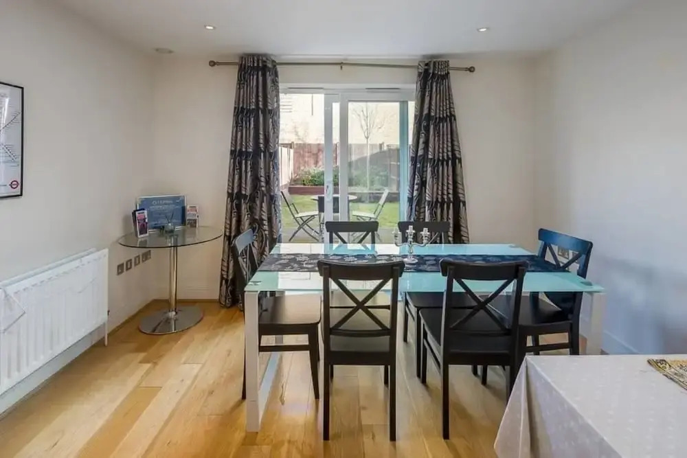Modern 3 Bed, 2 Bath Flat W/garden in East Acton