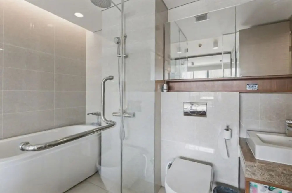 S39- 1 BR Downtown Bangkok Apt with Balcony and Pool