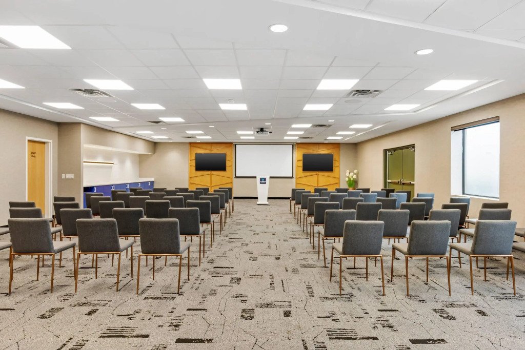 Clarion Lakeside Inn & Conference Centre