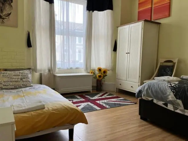 House for 10-11. Close to City and Excel. Free Parking.