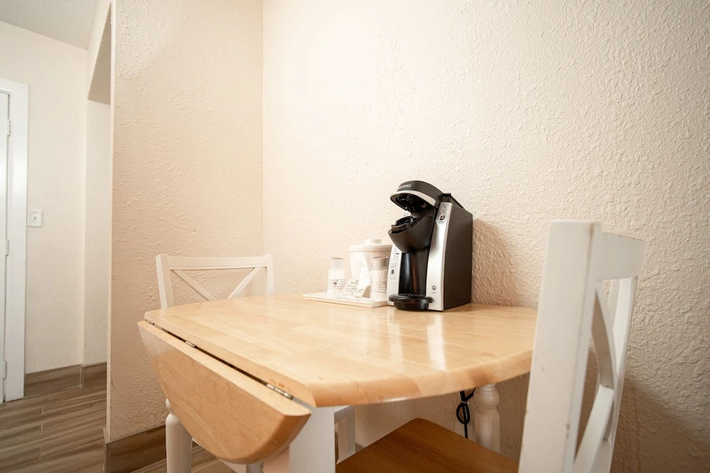 Island Sun Inn & Suites - Historic Venice & Beach Getaway
