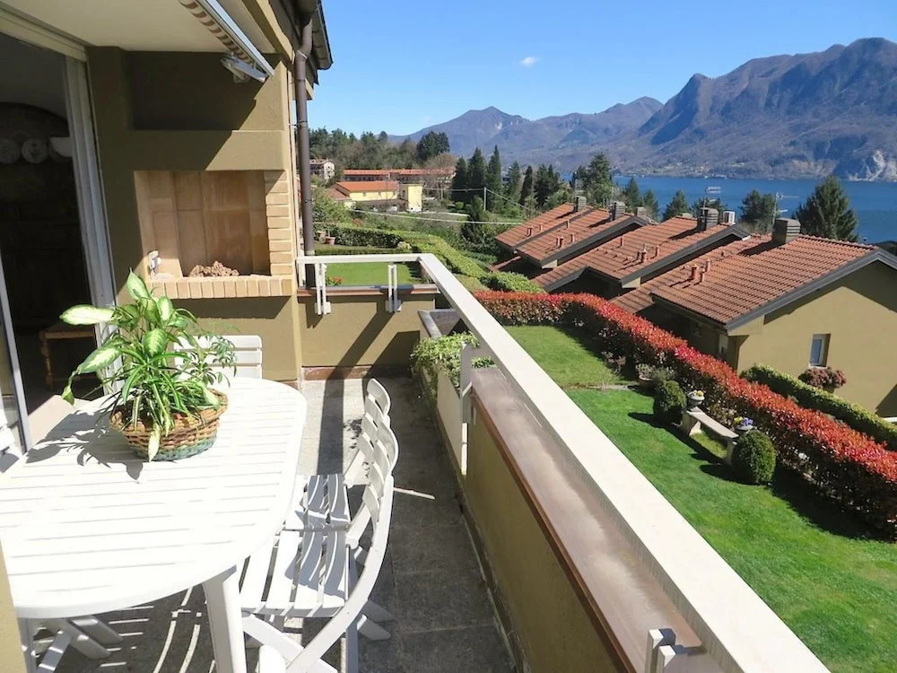 Selva 1 Lake View Apartment in Ghiffa With Pool