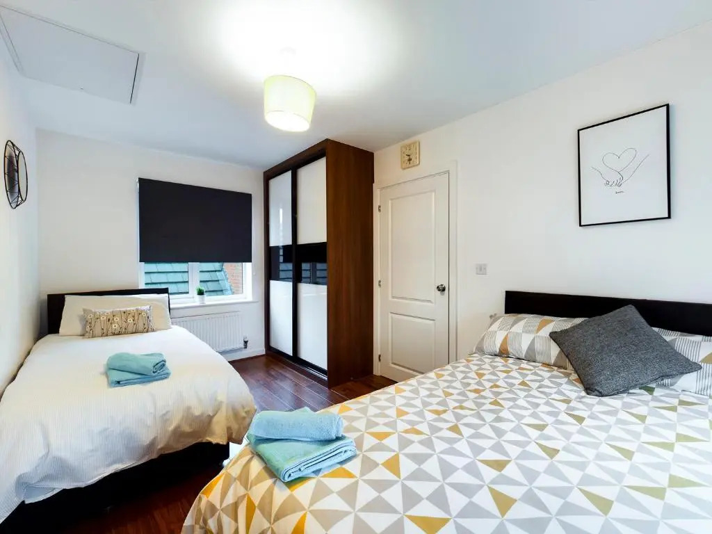 Cheerful 5-BDR/3-BATH House w/ Free Parking