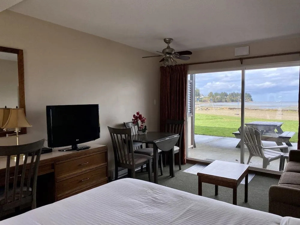 Sea Edge Beachside Hotel