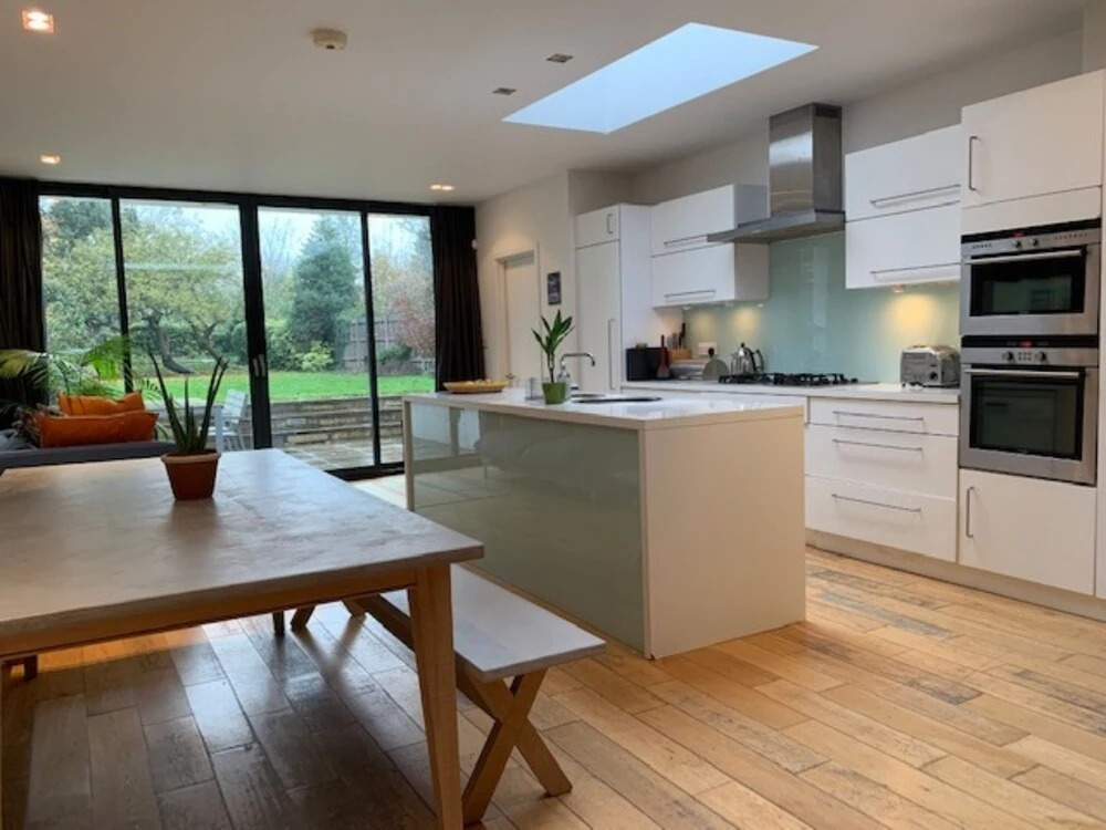 Lovely 2 Bedroom Apartment With Stunning Kitchen on to Garden