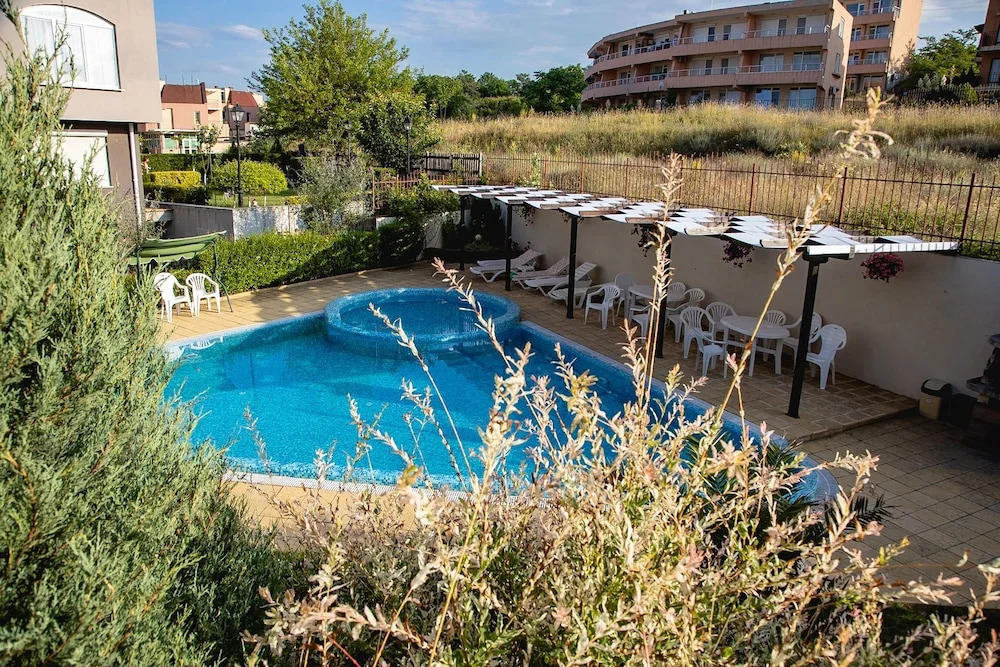 FM Premium 1-BDR Apartment with Pool & Parking - Summer Days