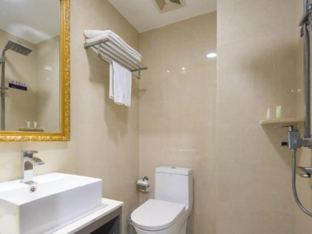 Yuanfeng Hotel (Shenzhen East Railway Station Buji Subway Station)