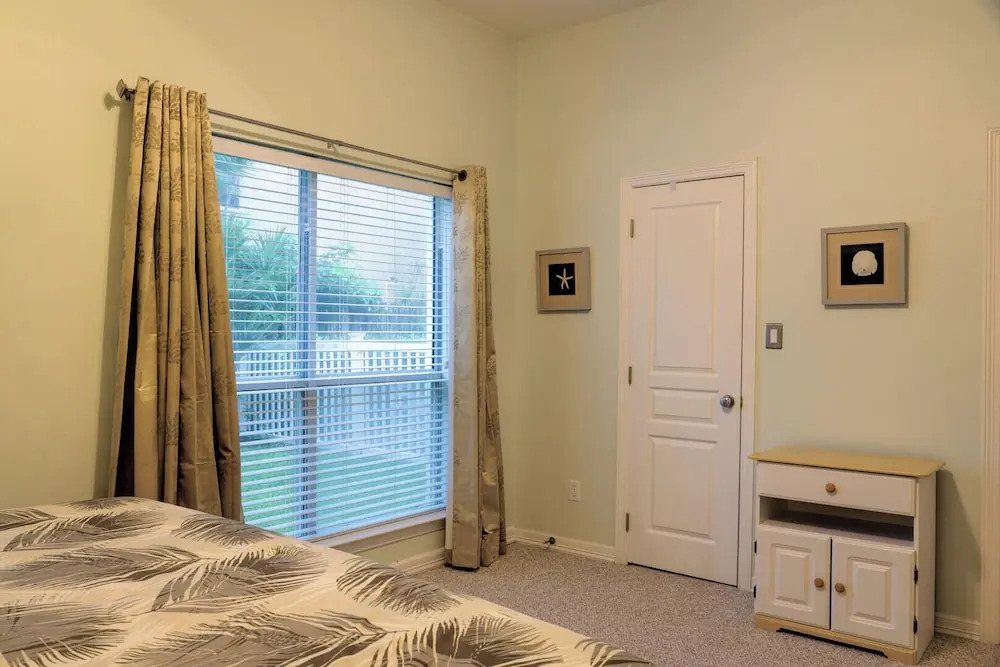 Spacious Ground Floor Condo With Semi-private Pool, 1 Block to Beach