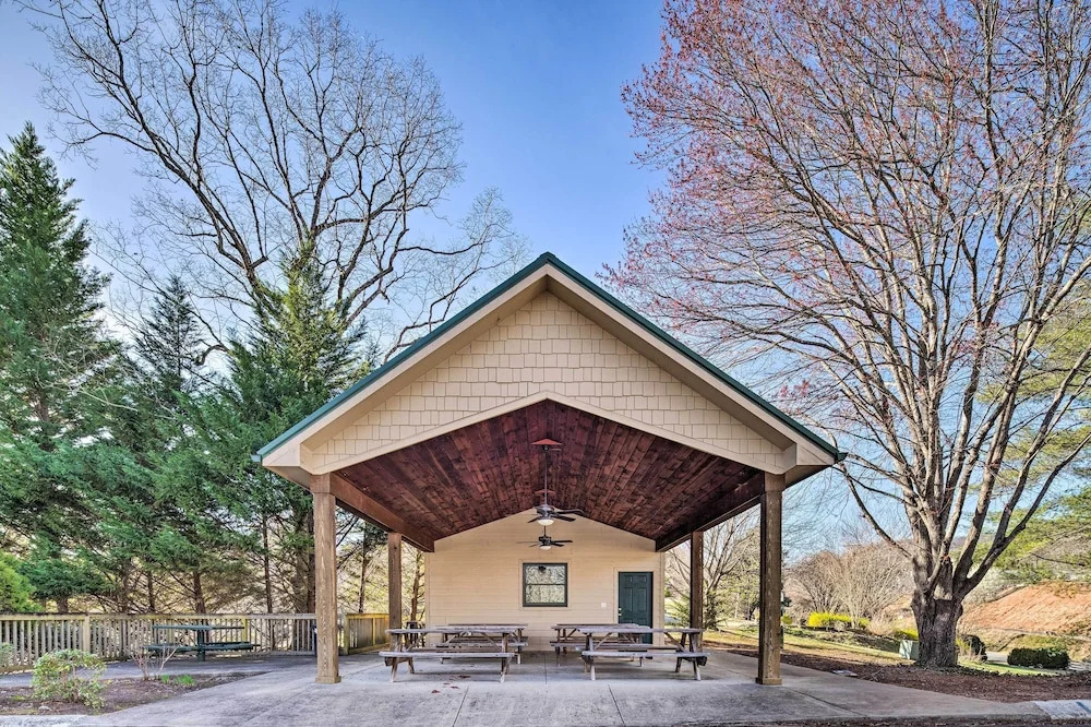Balcony + Pool Access! Couples Escape in Lake Lure