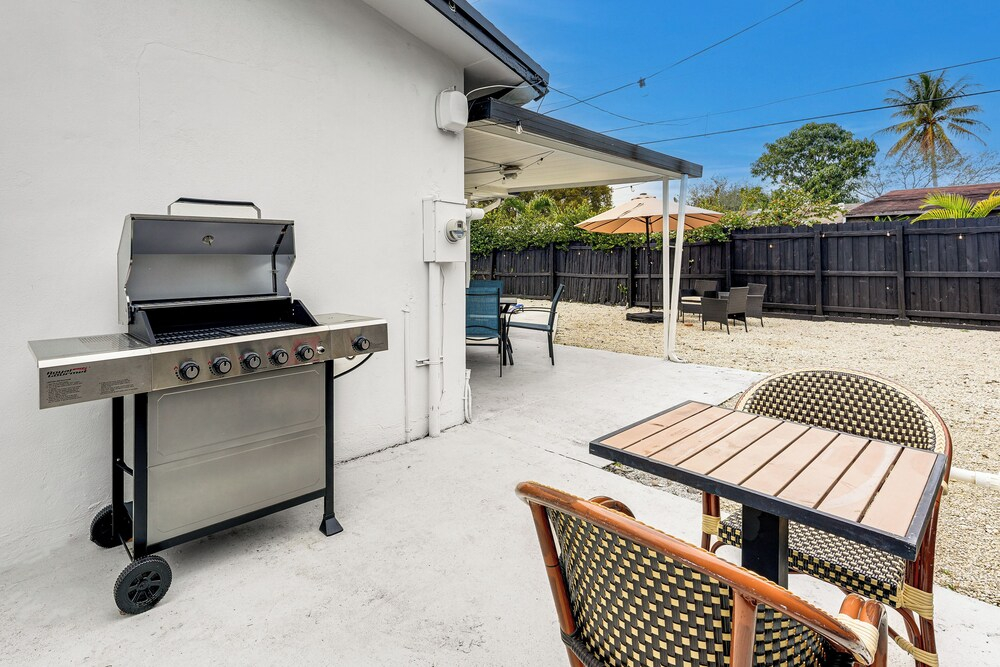 Private Pool & Game Room 6 Mi to Hard Rock Stadium