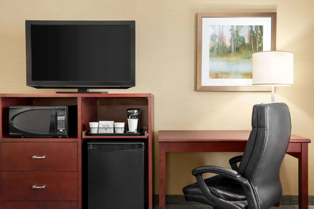 Travelodge by Wyndham Oshawa Whitby