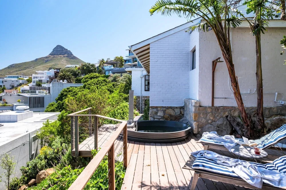 Luxurious Camps Bay Retreat w Sea Views Rock Residence