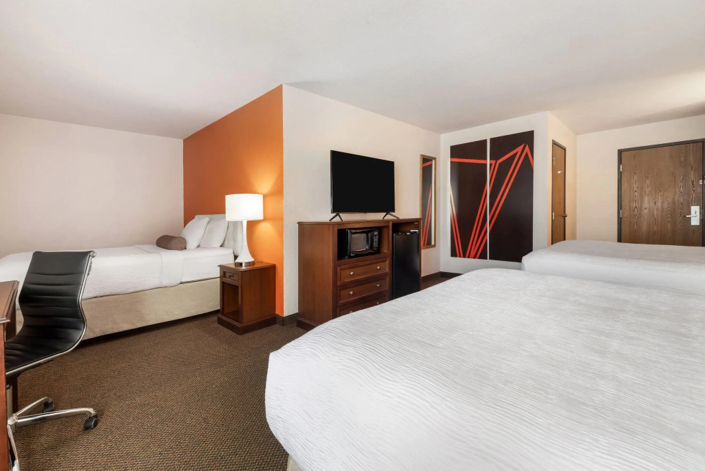 Howard Johnson by Wyndham Oacoma Hotel & Suites