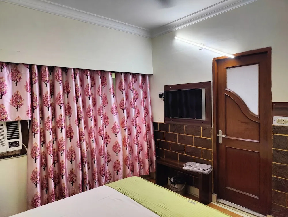 Harish Guest House -Railway Station Road