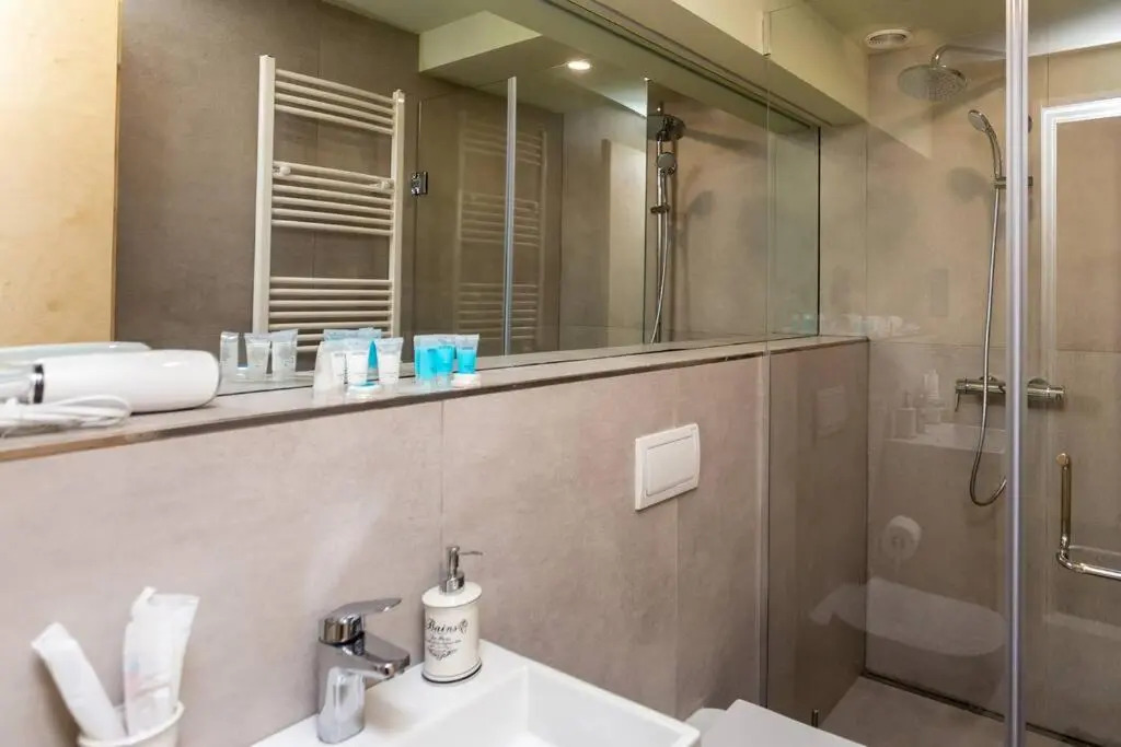 2BR apt with a furnished balcony 2 min to Kokhta