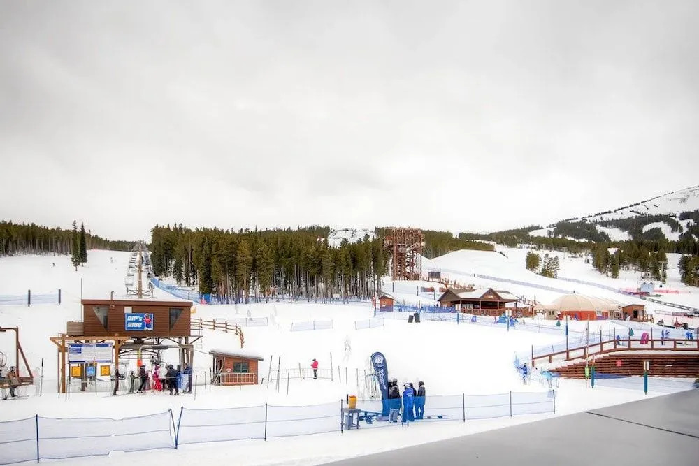 One Ski Hill Place 8307 - Ski-In/Ski-Out by RedAwning
