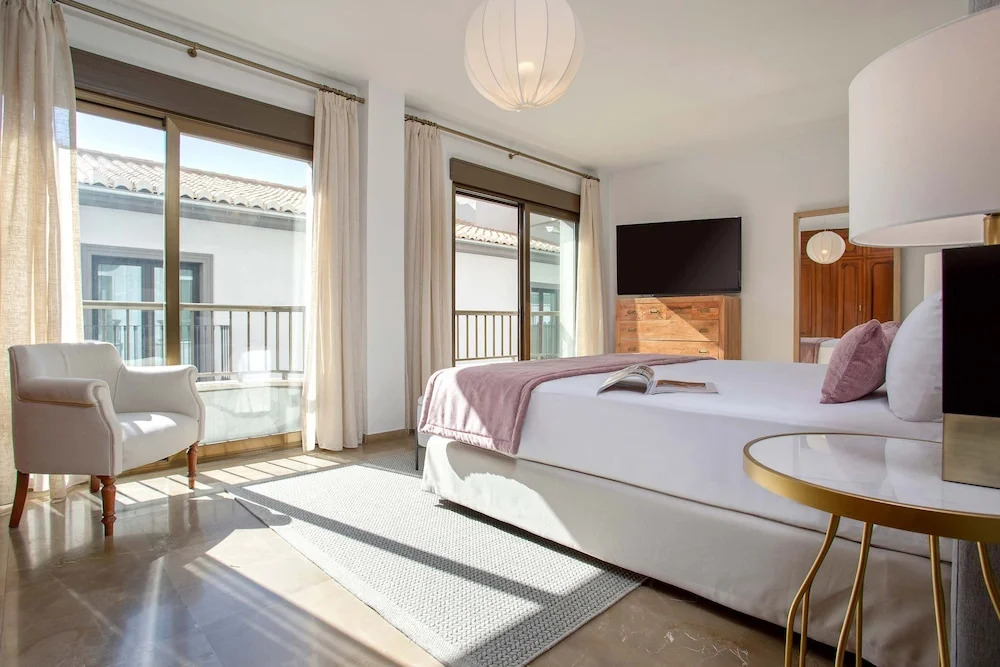 Luxury Apartment in City Center Puerta Real II
