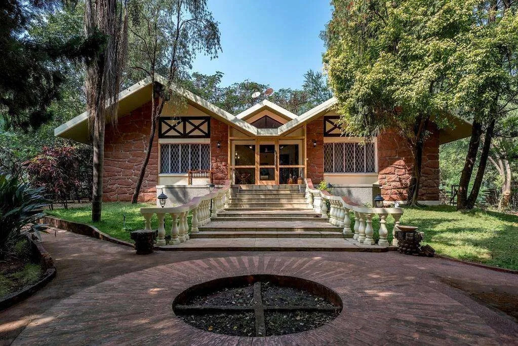 SaffronStays Foresta by the Lake - 6BR veg-only pool estate with lake views, lawns, gazebo & sports court in Kamshet