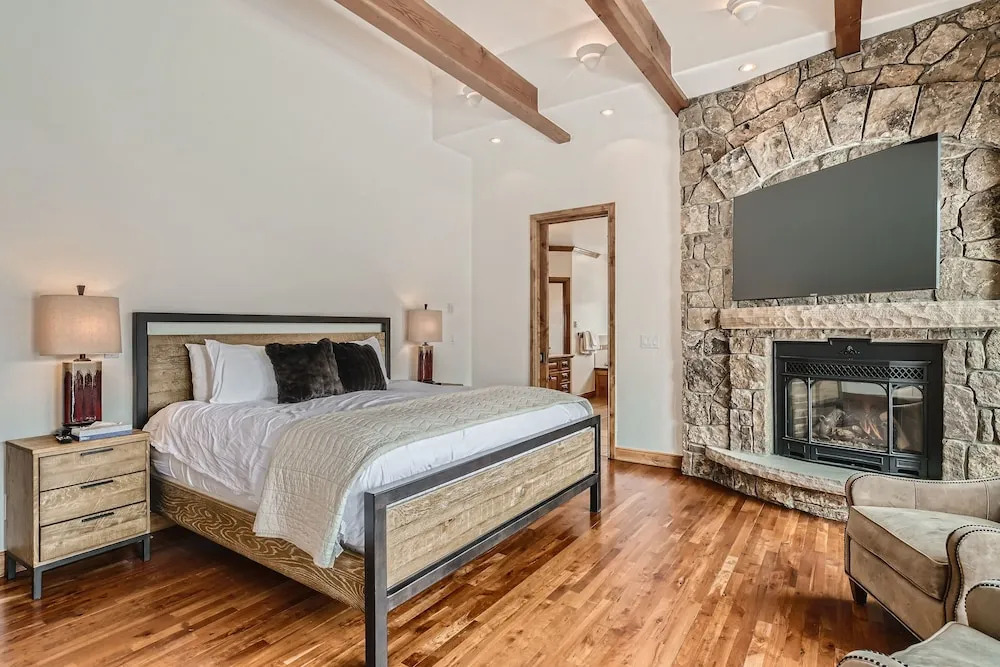 New Listing! Apres & Fairway Retreat 5 Bedroom Home by RedAwning
