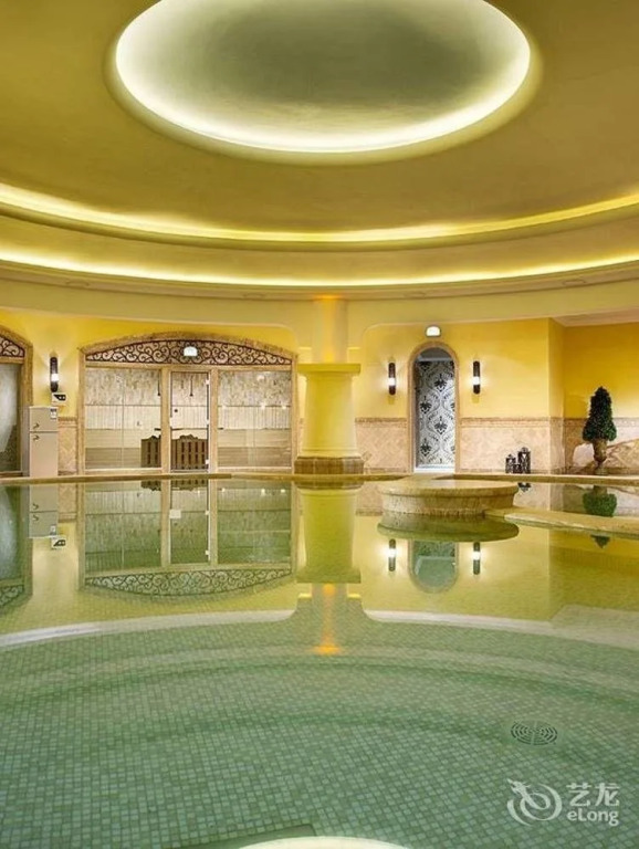 Kunming Oceancube Spa Holiday Hotel