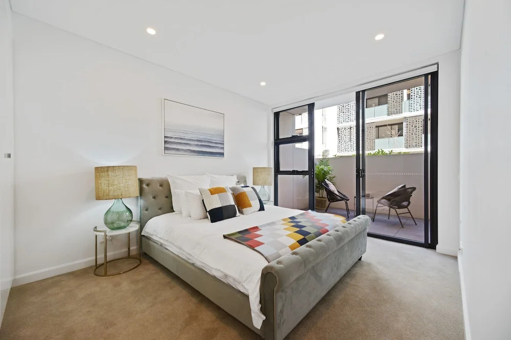 HomeHotel-New & Walking to Shopping, Super Clean