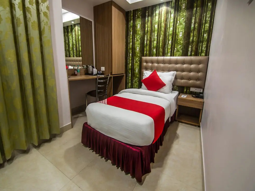 OYO 15582 Hotel Vrinda Regency