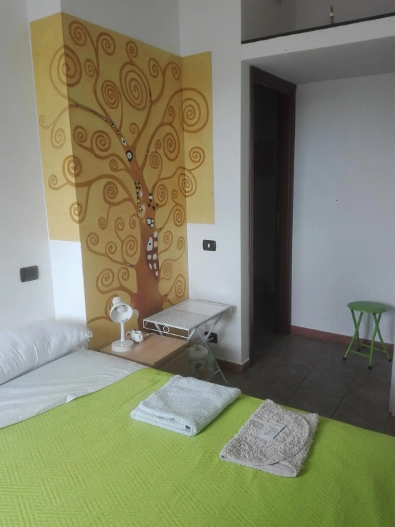 Santy's Rooms BAGNO CONDIVISO2piano no lift no aria condiz NO NAVETTA TERMOSIFONI 3 ORE AL DI TEMPERATURA MASSIMA 20 GRADI