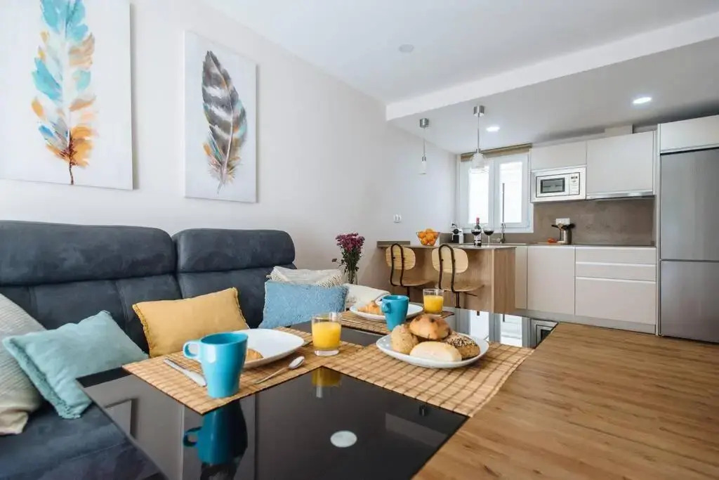 Hostly Sol 2bdr flat with patio in Seville center