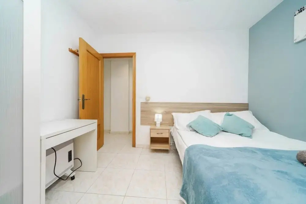 Modern 3-bed Apt, Sleeps 7, 6 Min Walk to Beach