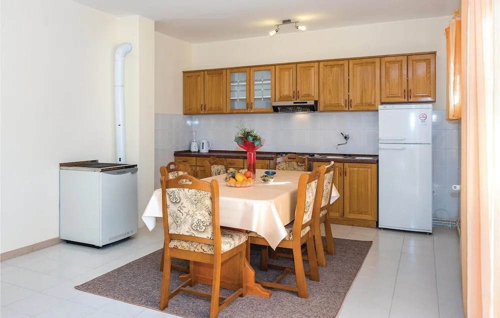 Three-Bedroom Holiday Home In Rozovac