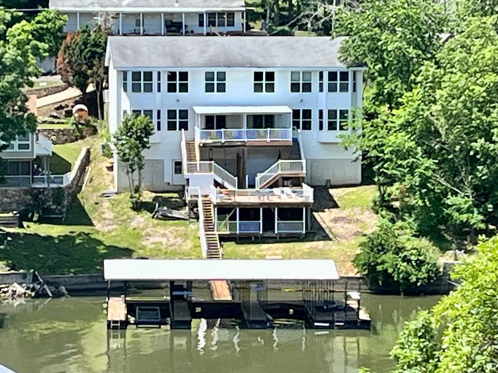 Sleeps 30! Decks, Docks & Lake Life!